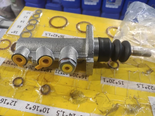 Фото Цилиндр главный тормозной 73067196