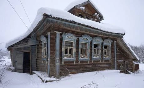 Фото Бревенчатый дом, требующий частичного ремонта, в жилой дерев