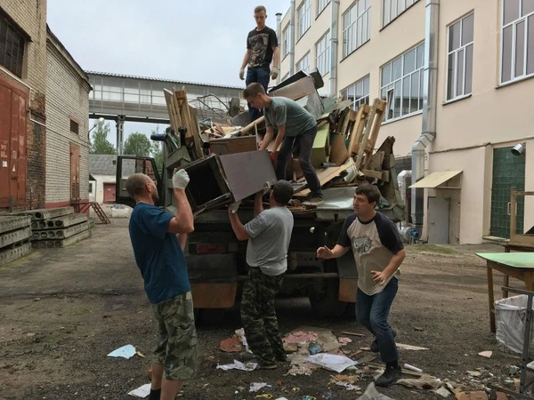 Фото Вывоз строительного мусора, мебели, хлама на свалку