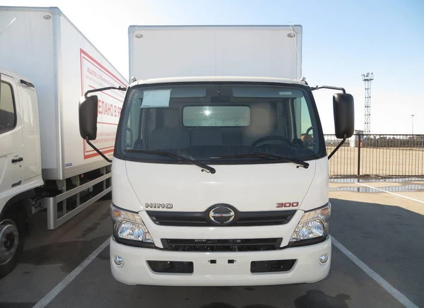 Фото Hino 300 изотермический фургон