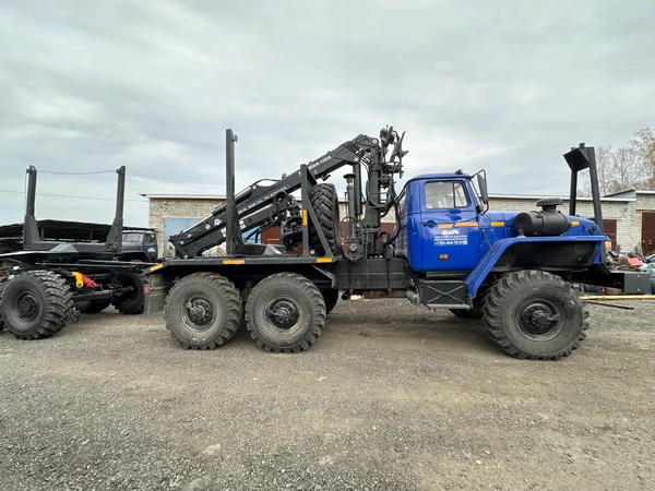 Фото Лесовоз Урал с манипулятором и прицепом роспуском