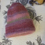 вязаная на спицах шапочка