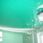 фото Глянцевый цветной натяжной потолок в Омске