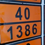 Фото №3 Табличка опасный груз 40-2217 ЖМЫХ не более 1.5%