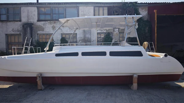 Фото Катамаран белый Кайман-800. С окошками.