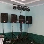 DJ с оборудованием. Звук, свет