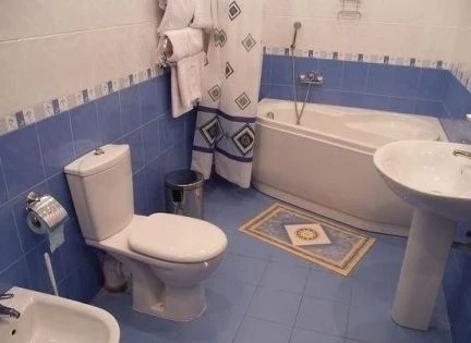 Фото Профессиональный плиточник