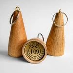фото Брелок для ключей гостиницы «Конус» — дерево, деревянный брелок-конус для ключей отеля «гранд-кавказ», вставка «золото» без мо, на заказ