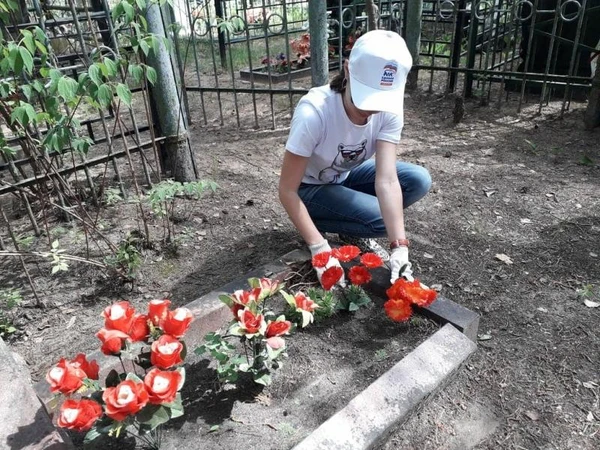 Фото Уборка на кладбище  Уход за могилами.