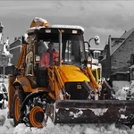 Уборка и вывоз снега экскаватором-погрузчиком JCB