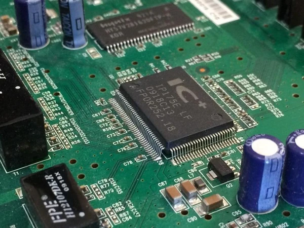 Фото Сборка печатных плат: монтаж chip dip smd