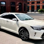 Белый Toyota Camry VII Restyling 2017