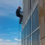 Промышленный альпинист. Мытье окон и балконов