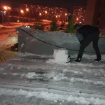 Уборка снега лопатами в Ижевске 