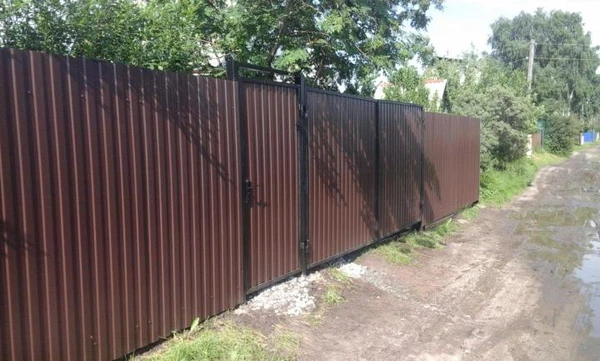 Фото Установка заборов из профнастила недорого