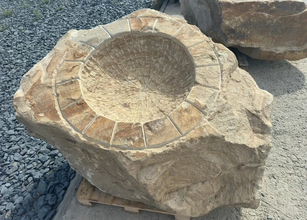 Фото Очаг - кострище в глыбе природного камня