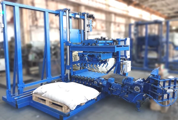 Фото Мобильный паллетайзер для агросектора с устройством для зашивных мешков