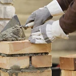 Кладка кирпича и блоков, каменщики, строительство домов - бригада строителей