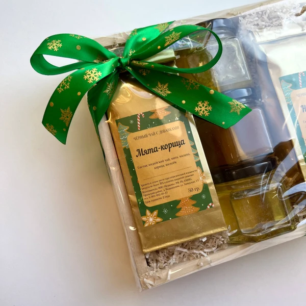 Фото Новогодний набор полезный в деревянном ящике ручной работы