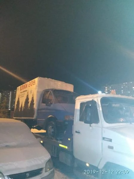 Фото Услуги эвакуатора и помощь на дорогах