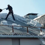 Уборка снега с крыш, альпинист