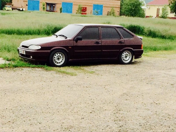 Фото Наклею рекламу на свое авто.