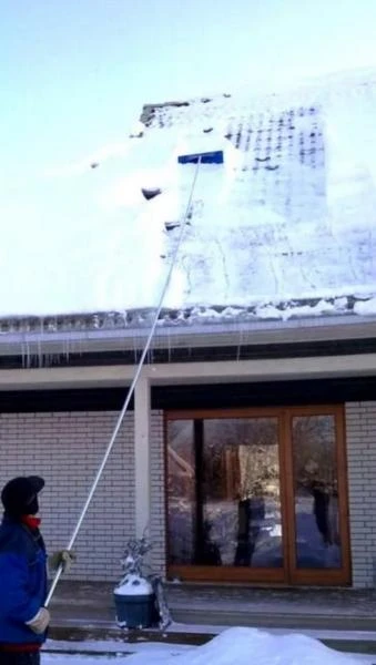 Фото Чистка, уборка снега с крыш, теплиц, навесов