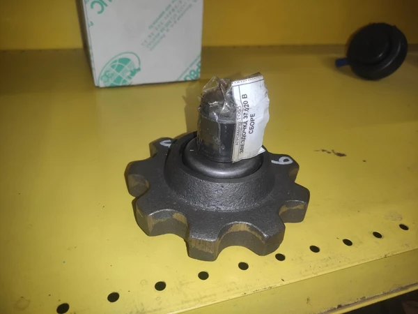 Звездочка КНТ 37.020 с коротким валом в сборе Z=9 под шпильку (9ЗУБ)