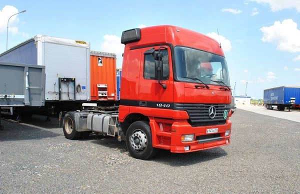 Фото Седельный тягач Mersedes Actros - 2002 год выпуска.