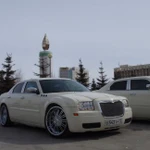 Фото №4 Крайслер 300с -белый жемчуг-аренда с водителем