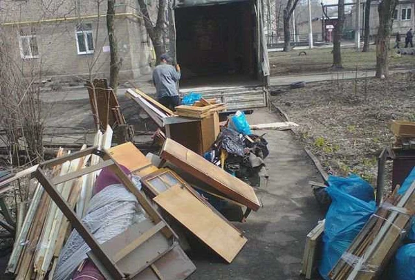 Фото Вывозим мусор в день обращения