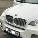 Белая BMW X6 с водителем.