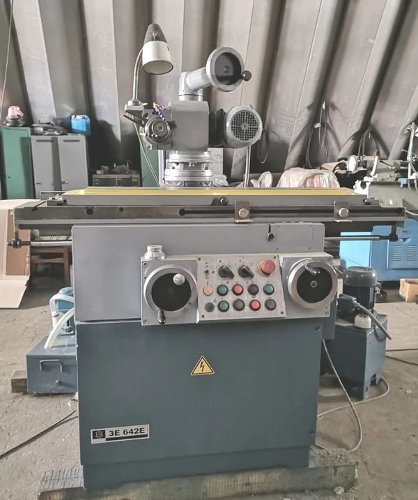 Фото СТАНОК универсально-ЗАТОЧНОЙ 3Е642Е из НИИ с ОСНАСТКОЙ