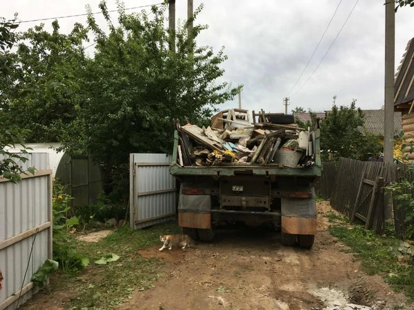 Фото Уборка и вывоз мусора с дач и садовых участков