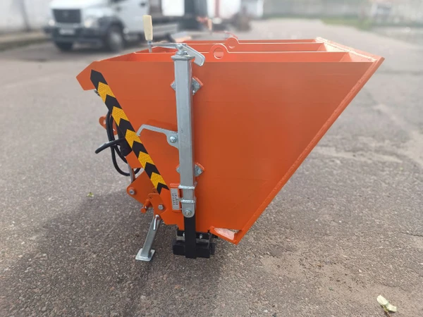 Фото Равномерное покрытие: Вибрационный пескоразбрасыватель. 1 куб