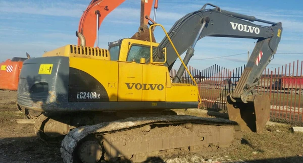 Фото Гусеничный экскаватор Volvo EC240BLC