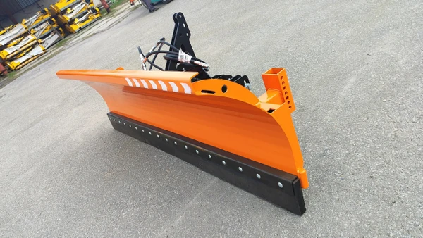 Фото Гидроповоротный отвал – Круглосуточная готовность к снегопадам!