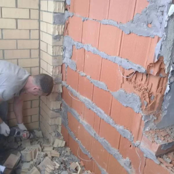 Фото Демонтаж кирпичной стены цена