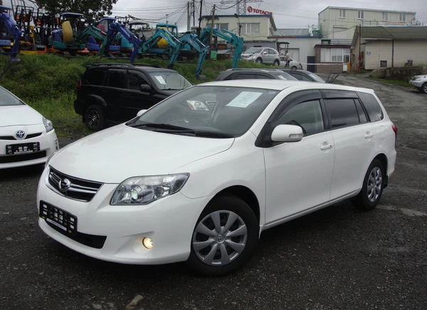 Фото Toyota Corolla Fielder , 2011 год .