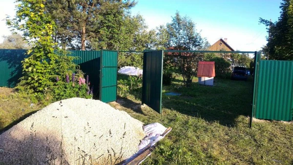Фото  ЗАБОР ИЗ ПРОФНАСТИЛА С ЗАБИВАНИЕМ СТОЛБОВ