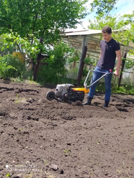 Фото Вспашка земли мотоблоком 