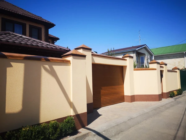 Фото Отделка забора декоративной штукатуркой