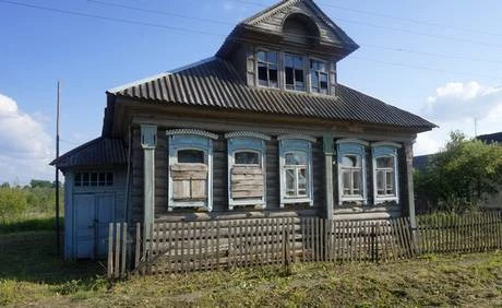 Фото Бревенчатый дом в жилой деревне,