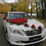 Аренда, прокат автомобиля Toyota Camry белый с водителем 