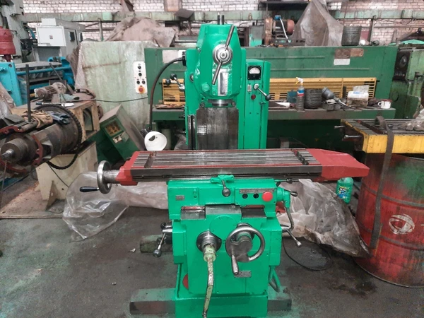 Фото Горизонтально -фрезерный станок 6Р80 с вертикальной головой.