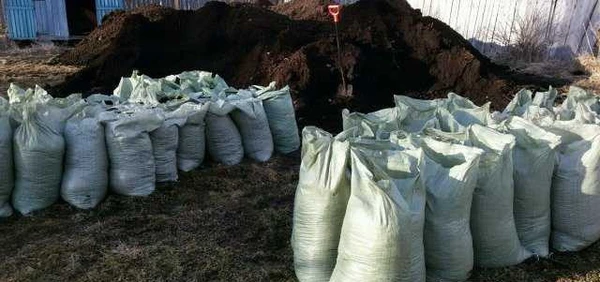 Фото Навоз, перегной, плодородная земля в мешках