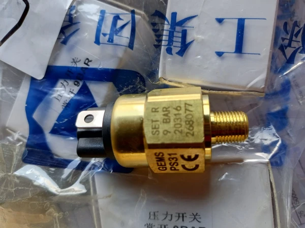 Фото Датчик заднего хода 803546617 ,  X208908,  PS67-2MRZ-9BAR, XCMG оригинал