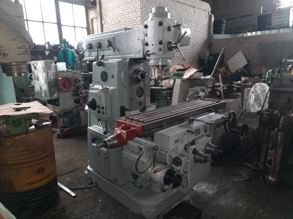 Фото Широкоуниверсальный консольно-фрезерный станок 6Р82Ш