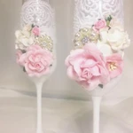 Свадебные бокалы, свечи и украшение на шампанское