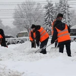 Уборка и вывоз снега с погрузкой.Ручная уборка снега.